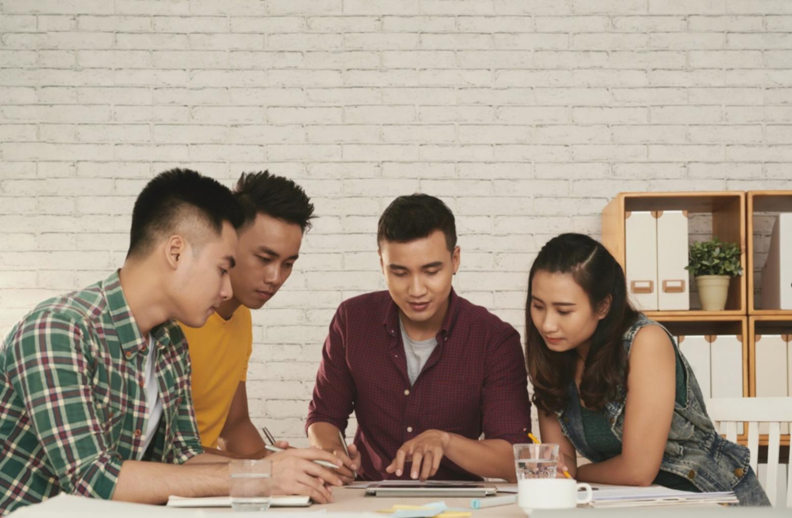 Sessione di lavoro collaborativo durante un webinar, con partecipanti che analizzano dati e strategie SEO