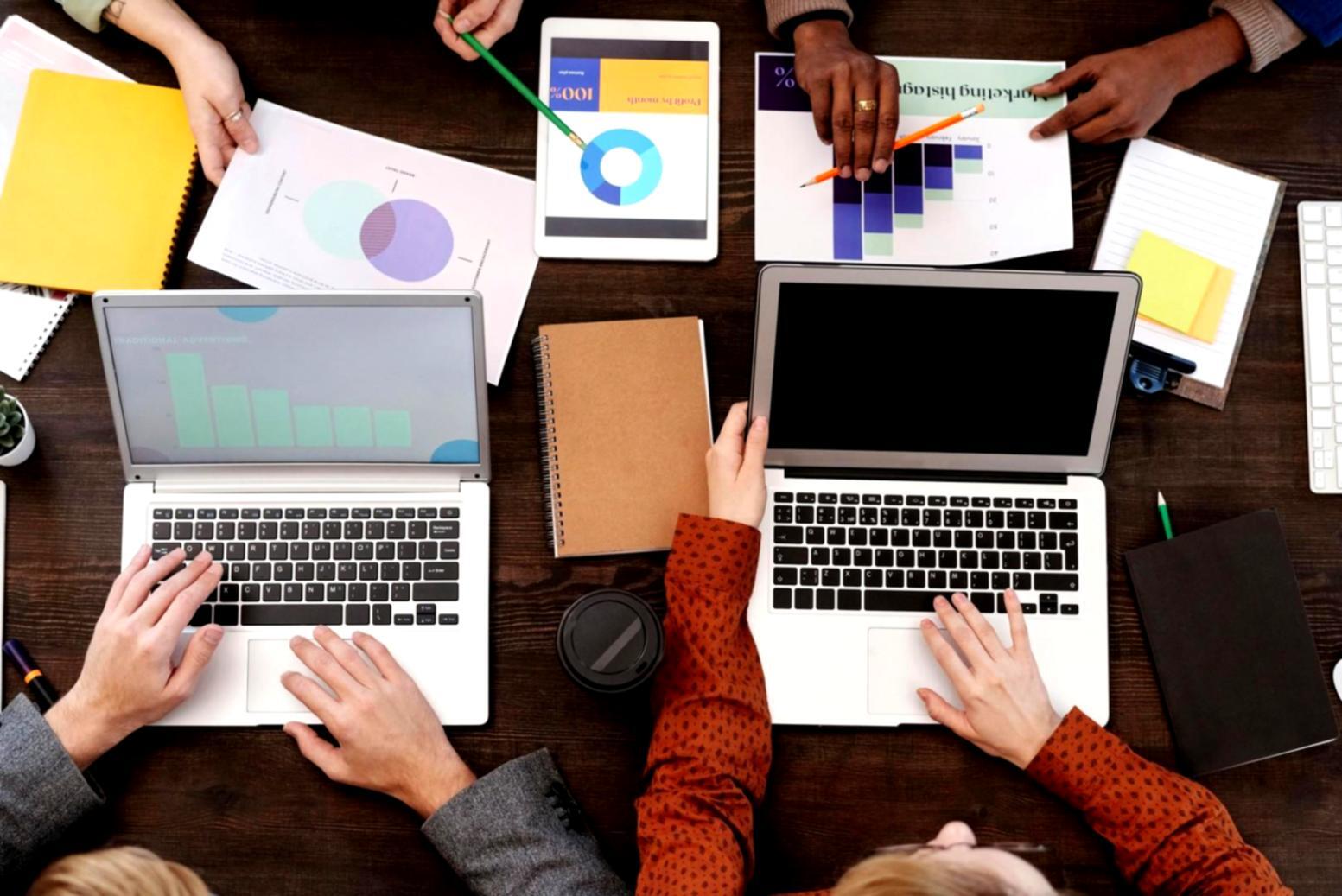 Dashboard completa con metriche SEO, grafici di crescita e analisi keyword performance